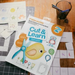 Fiskars Cut & Learn barnesaks (plastblad) med bok, fra 2 år
