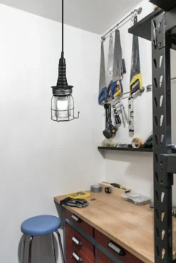 Lampe med ledning IP54, tåler vannsprut, Airam