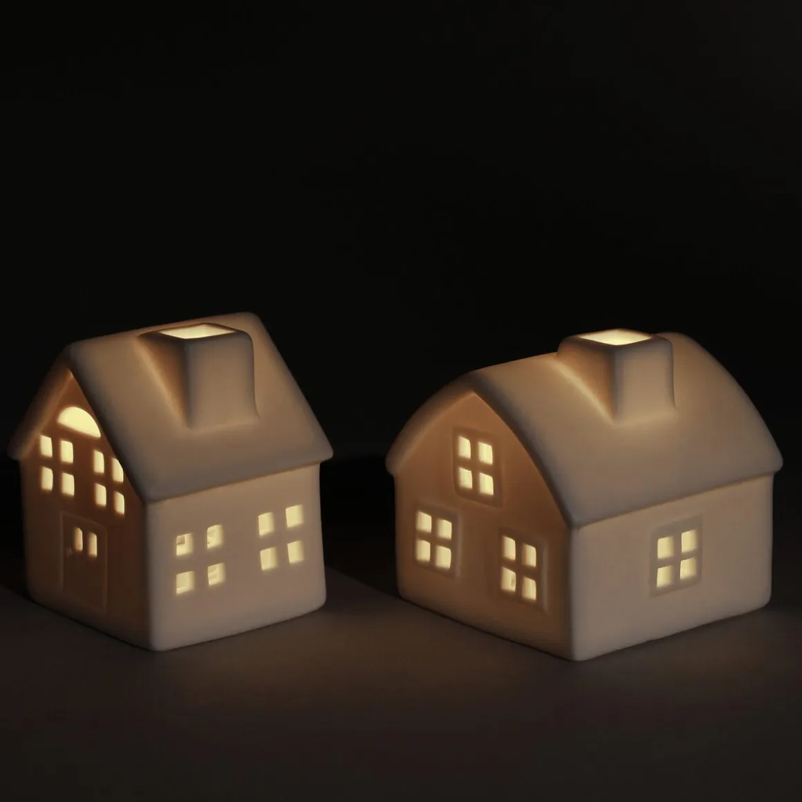 Lite hus i keramikk med LED-lys og timer, 6 cm