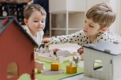 Micki Bondegård i tre, fra 3 år