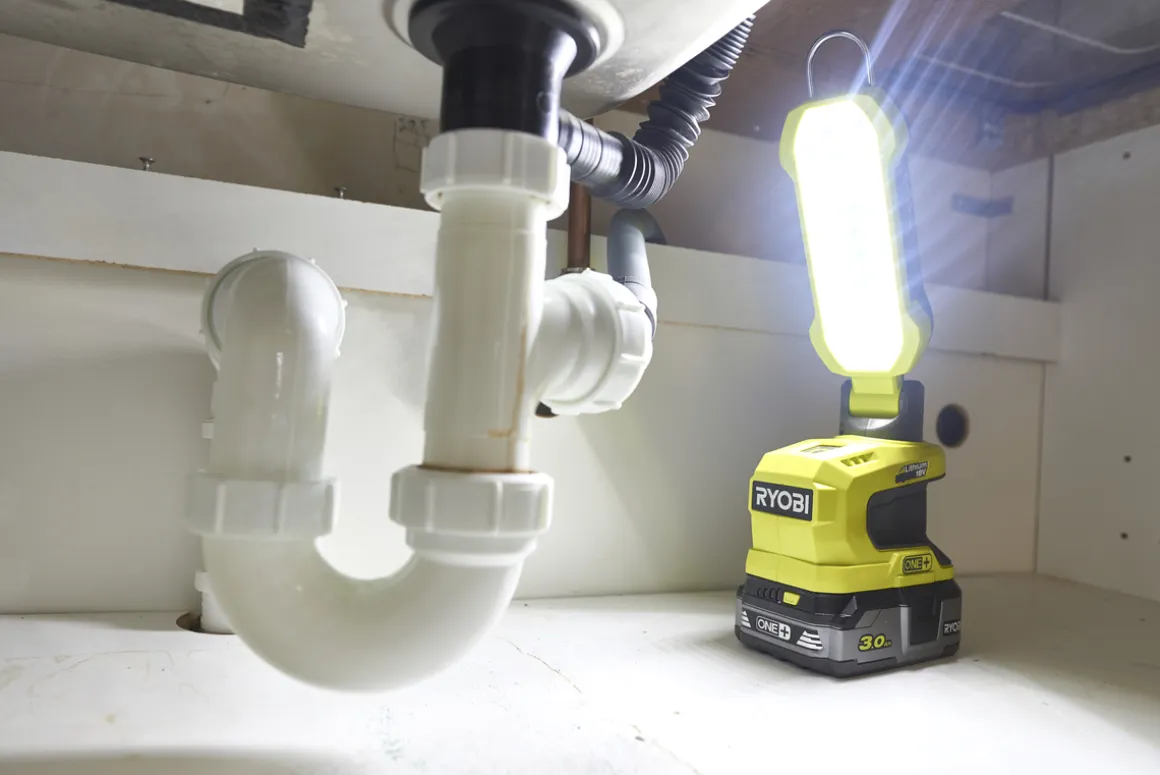 Ryobi arbeidslampe 900 lm R18ALP-0 One+, batteridrevet
