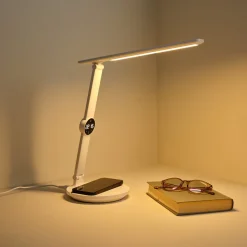 Skrivebordslampe med trådløs Qi-lading