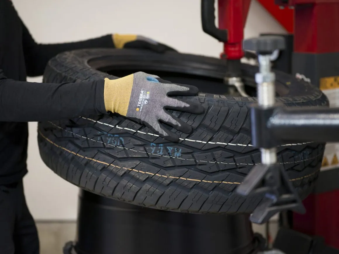 Tegera 8805R kuttsikre vernehansker med varmebeskyttelse, B